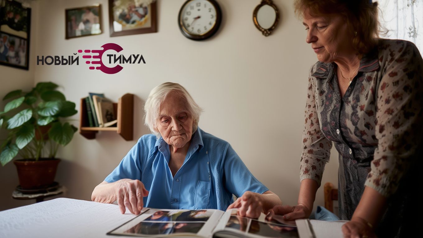 Женщина показывает альбом с фото своей матери